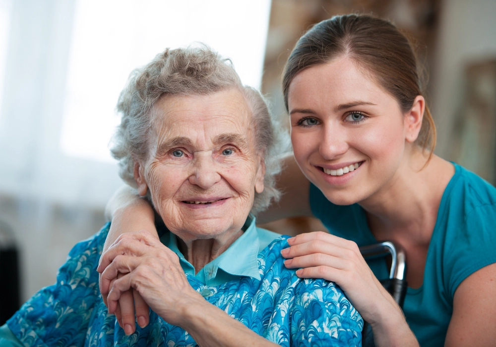 Oudere vrouw met een jongeren die helpt in de thuiszorg