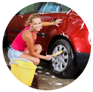 Meisje is een auto aan het wassen en lacht