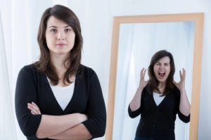 Vrouw oefent een sollicitatiegesprek voor de spiegel